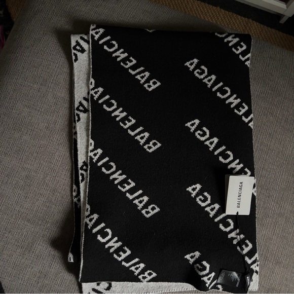 BALENCIAGA ALLOVER LOGO SCARF GREY/BLACK - Picture 9 of 11